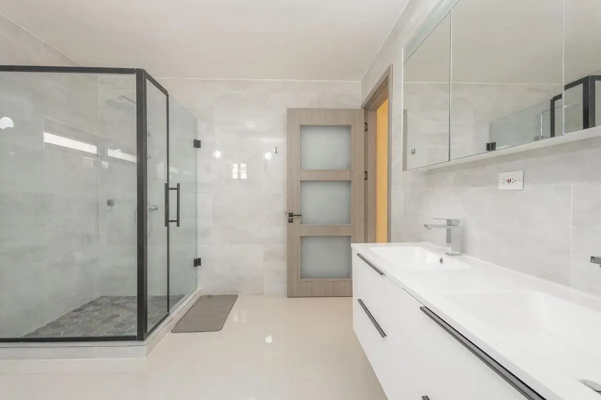 Modern, Spacious, 3Br Hill View Retreat, Central Ocho Rios