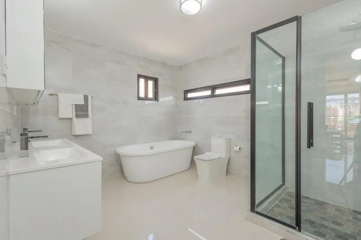 Modern, Spacious, 3Br Hill View Retreat, Central Ocho Rios Casa de Férias