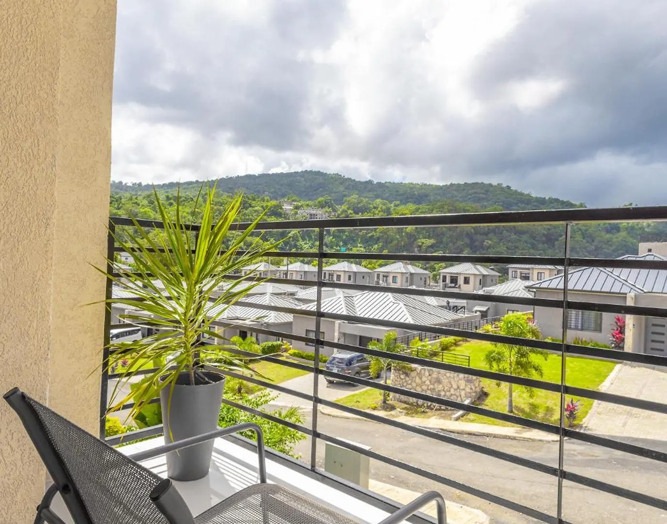 Modern, Spacious, 3Br Hill View Retreat, Central Ocho Rios
