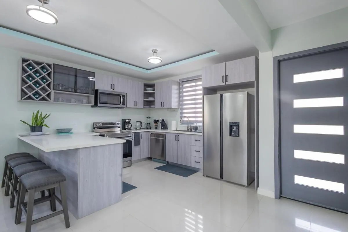 Modern, Spacious, 3Br Hill View Retreat, Central 오쵸 리오스 펜션