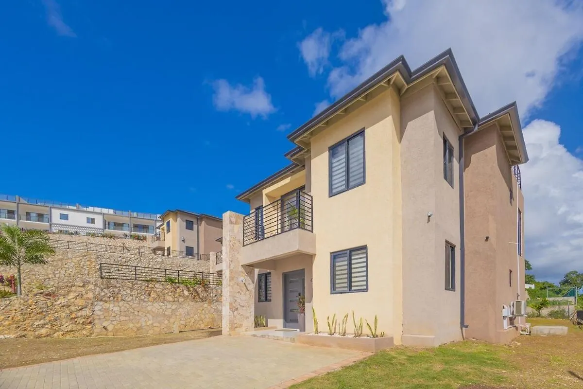 Modern, Spacious, 3Br Hill View Retreat, Central 오쵸 리오스 0*,  자메이카