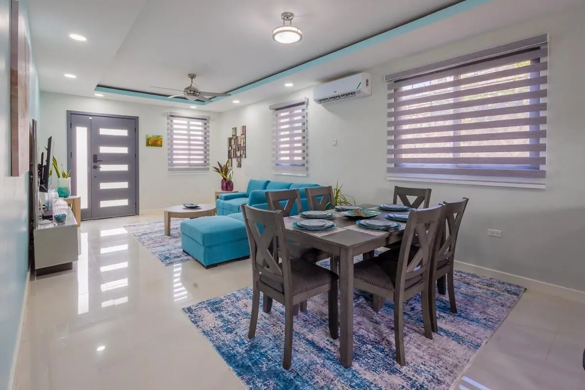 Modern, Spacious, 3Br Hill View Retreat, Central 오쵸 리오스 펜션
